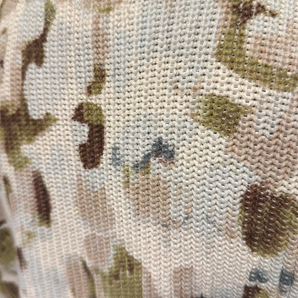 525 100% cotton ribbed knit crewneck sweater. White w/ earth tones print. Small - Picture 4 of 5